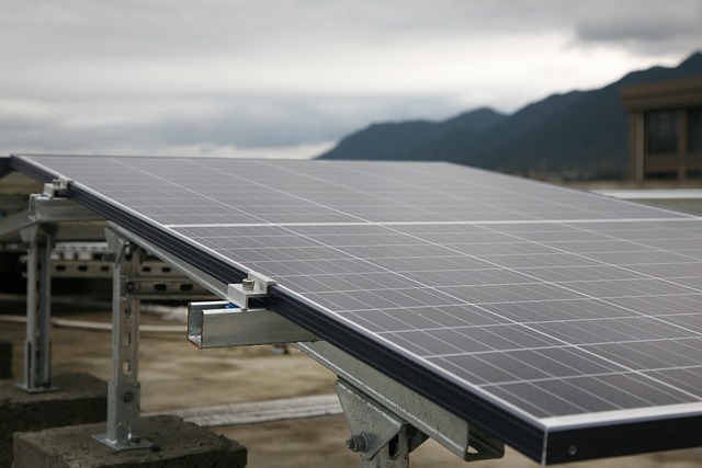 fotovoltaická elektrárna na zemi