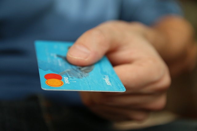 kreditní karta, ruka, muž, modré tričko