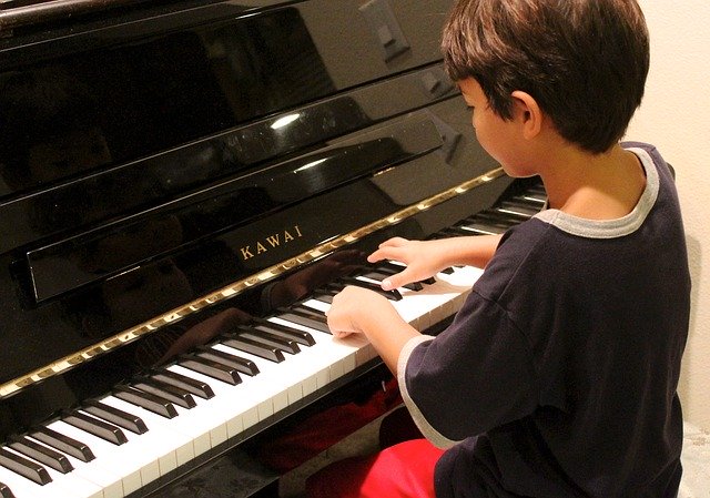dítě u klavíru