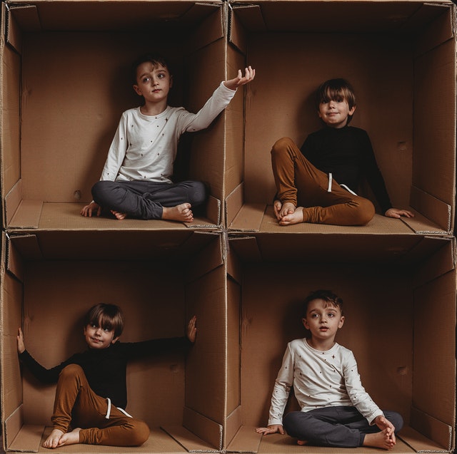 děti v krabici