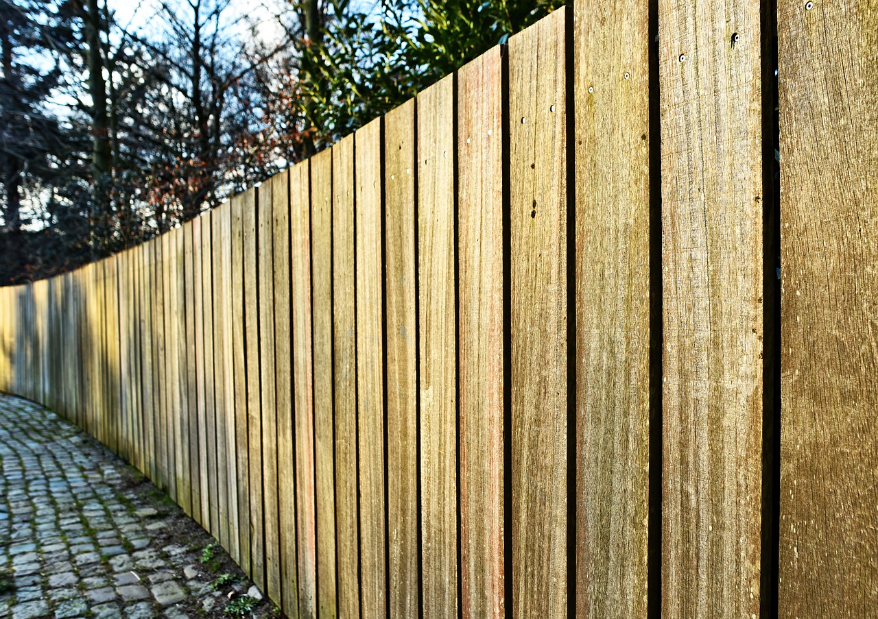 laťkový dřevěný plot